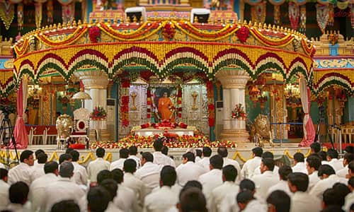 அனைவரையும் நேசியுங்கள்; அனைவருக்கும் உதவுங்கள்; இதுவே மனித குலத்துக்கு சத்ய சாய்பாபா வழங்கிய செய்தி