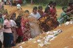 மண்ணை மலையாக்கி வழிபடும் கிராமத்தினர்!