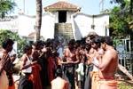 உள்ளூர் ஐயப்பன் கோயில்களில் மாலையை கழற்றும் பக்தர்கள்!