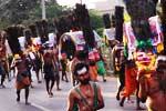 காவடியுடன் பழநி புறப்பட்ட தேவகோட்டை பக்தர்கள்!