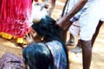பக்தர் தலையில் தேங்காய் உடைத்து வழிபாடு!