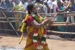 முத்துமாரியம்மன் கோயிலில் பூக்குழி இறங்கி பக்தர்கள் நேர்த்திக்கடன்!
