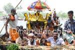 பரிசல் மூலம் ஆற்றை கடந்த பண்ணாரி மாரியம்மன்: பக்தர்கள் பரவசம்!