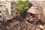 பக்தர்கள் வெள்ளத்தில் நீந்தி வந்த மீனாட்சி சுந்தரேஸ்வரர் தேர்கள்!