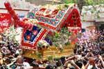 மலைக்குத் திரும்பிய அழகர்: மலர் தூவி வரவேற்ற பக்தர்கள்!