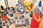 பழநி அருகே ஆற்றில் கிடந்த சுவாமி சிலைகள்!