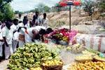 ஆண்கள் மட்டும் பங்கேற்ற கனி மாற்றுத் திருவிழா!