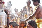 மேட்டுமகாதானபுரத்தில் தலையில் தேங்காய் உடைக்கும் திருவிழா:  பக்தர்கள் பரவசம்