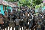 மழை வேண்டி சேறுபூசி சிறுவர்கள் வழிபாடு!