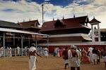 ஓணம் பண்டிகையை ஒட்டி குருவாயூரில் குவிந்தன வாழைக்குலைகள்!