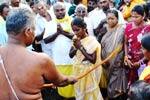 மாரியம்மன் திருவிழா: பூசாரியிடம் சாட்டையடி வாங்கி பக்தர்கள் நேர்த்திக்கடன்!