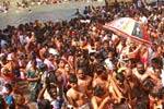 மயிலாடுதுறை கடைமுக தீர்த்தவாரி: பக்தர்கள் புனித நீராடினர்!