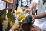 பக்தர்கள் தலையில் தேங்காய் உடைத்து நேர்த்திக்கடன்!
