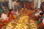 அஷ்டமி பூஜை: பெண்கள் பூசணியில் விளக்கேற்றி வழிபாடு!
