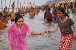 மகா கும்பமேளா: திரிவேணி சங்கமத்தில் நீராடிய பக்தைகள்!