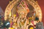 கோட்டை மாரியம்மன் பூச்சொரிதல்: தெருக்கள் தோறும் பூக்கோலம்!