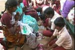 பெற்றோருக்கு பாத பூஜை செய்த மாணவர்கள்!