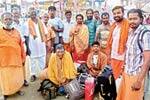 கும்பமேளா: கங்கையில் புனித நீராடுவதில் மகிழும் தமிழர்கள்!