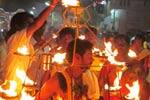 முத்துமாரியம்மன் கோயிலில் பூக்குழி: பக்தர்கள் நேர்த்தி கடன்!