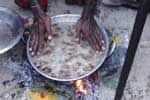 கொதிக்கும் எண்ணெயில் கையால் வடை எடுத்த பூசாரி!