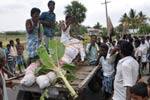 மழைக்காக வினோத பிரார்த்தனை: வருண பகவானின் உருவ பொம்மை எரிப்பு!