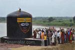 யமுனா நதிக்கரையில் புதிதாக மிகப்பெரிய சிவலிங்கம்