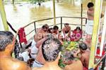 கேரளாவில் கனமழையிலும் முன்னோருக்கு தர்ப்பணம்