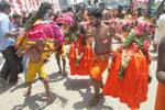 முருகன் கோவிலில் ஆடிப்பூரம் கோலாகலம் காவடிகளுடன் பக்தர்கள் குவிந்தனர்
