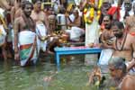 பிள்ளையார்பட்டி கோயிலில் தீர்த்தவாரி: மெகா சைஸ் கொழுக்கட்டை படையல்!