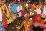 பக்தர்கள் தலையில் தேங்காய் உடைத்து நேர்த்திக்கடன்!