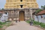 காஞ்­சி வர­த­ராஜ பெருமாள் கோவில் கிழக்கு கோபுர வாசலை மூடி­யது ஏன்?