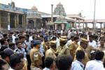 பழநி கோயிலில் 3 கடைகளை அகற்ற 300 பேர்: கிரிவீதியில் தொடரும் ஆக்கிரமிப்புகள்!