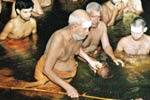 ஜெயேந்திர சரஸ்வதி சுவாமிகள் காவிரியில் புனித நீராடினார்!