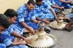சபரிமலையில் மத்திய அதிவிரைவுபடை போலீஸ்: ஓய்வு நேரத்தில் விளக்கு துடைத்து பணிவிடை!