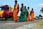 பழநி பாதயாத்திரை பக்தர்களின் கால்களை பதம் பார்க்கும் ரோடுகள்!