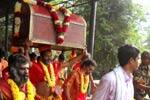 ஐயப்பன் தங்க அங்கி பெட்டியை சுமந்த பட்டிவீரன்பட்டி பக்தர்!
