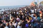 ராமேஸ்வரம் அக்னி தீர்த்த கடலில் புனித நீராடிய பக்தர்கள்!