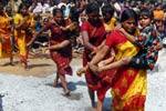 ஸ்ரீ,வி மாரியம்மன் கோயில் பூக்குழி திருவிழா: குழந்தைகளுடன் பெண்கள் வழிபாடு!
