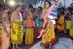 ஈரோடு காரைவாய்க்கால் மாரியம்மன் கோவில் குண்டம் விழா