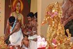 அட்சய திரிதியை: காலடியில் தங்க நெல்லிக்கனி அபிஷேகம்!