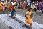 ராசிபுரம் மாரியம்மன் கோவில் திருவிழாவில் தீ மிதித்த பக்தர்கள்!