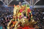 பக்தர்கள் வெள்ளத்தில்.. ஆற்றில் இறங்கினார் அழகர்!