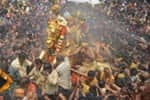 மதுரையில் தங்கக்குதிரையில் ஆற்றில் இறங்கிய கள்ளழகர்!