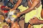 பக்தர்கள் தலையில் தேங்காய் உடைத்து நேர்த்திக்கடன்!