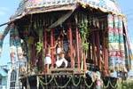 மின் கம்பியில் சிக்கியது தேர்: பக்தர்கள் அலறியடித்து ஓட்டம்!