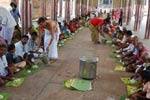 கோயில்களில் சமையல் பணியாளர்களாக மாறும் பக்தர்கள்!