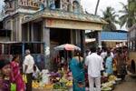 சாலையை ஆக்கிரமித்து கடைகள்: சிரமத்திற்கு ஆளாகும் பக்தர்கள்!