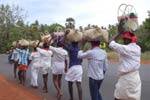 கருப்பண்ண சுவாமிக்கு தலைசுமையாய் பூஜைபொருள்: பக்தர்கள் நேர்த்தி!