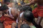 பக்தர்கள் தலையில் தேங்காய் உடைத்து நேர்த்திக்கடன்!