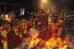நெல்லையில் எரியும் நெருப்பில் 108 முறை இறங்கிய பெண்கள்!